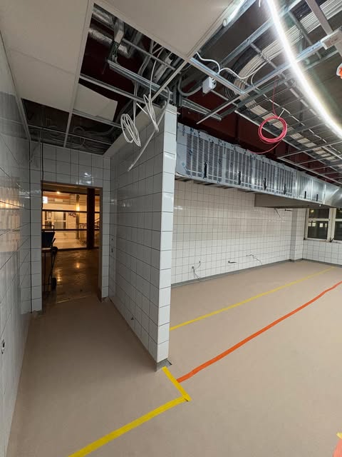 Butikslokal riven till stomrent med synliga installationer i taket
